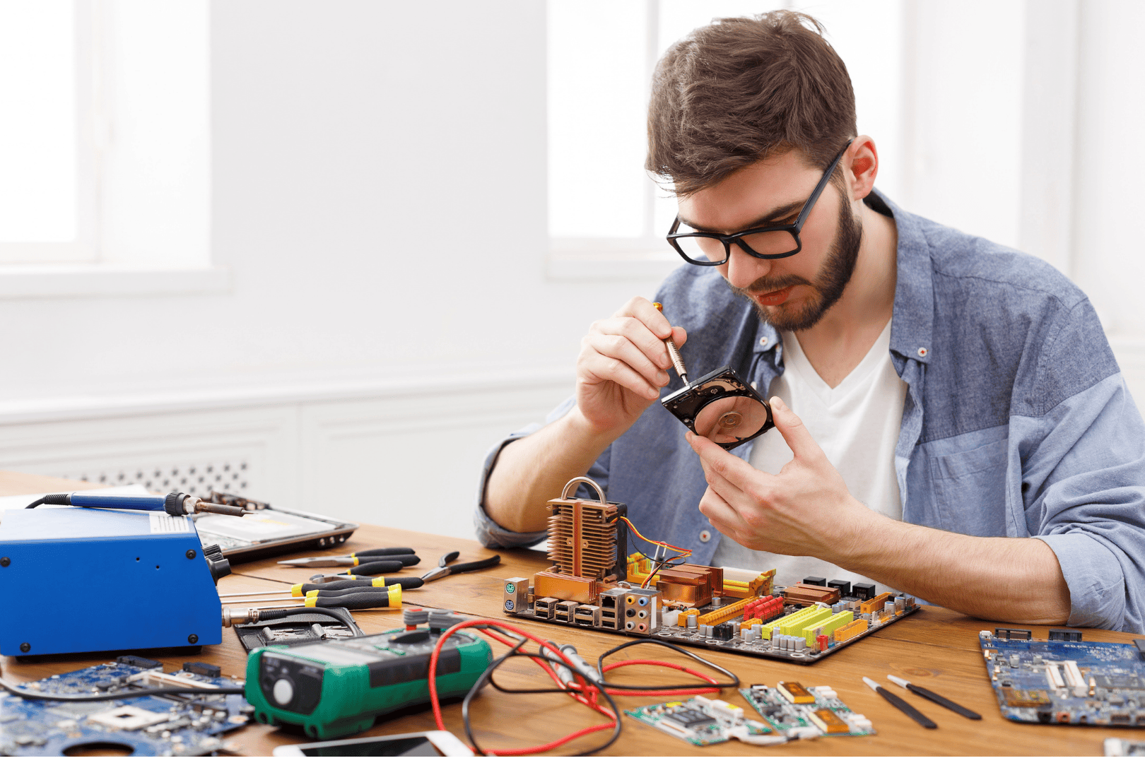 Certified Mobile Repair Technicians vs. Local Repair Shops